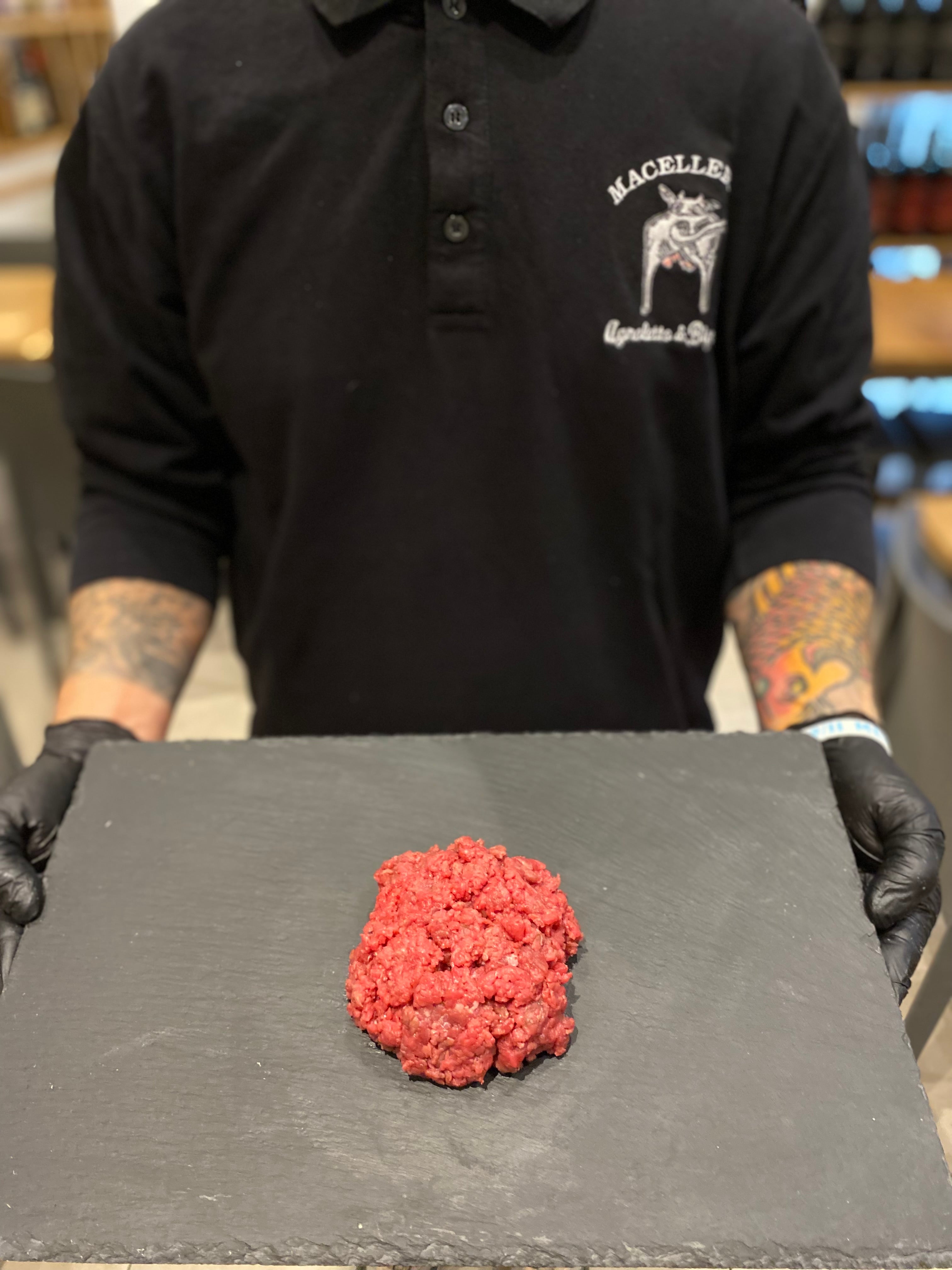 Carne tagliata al coltello per tartare razza Fassona