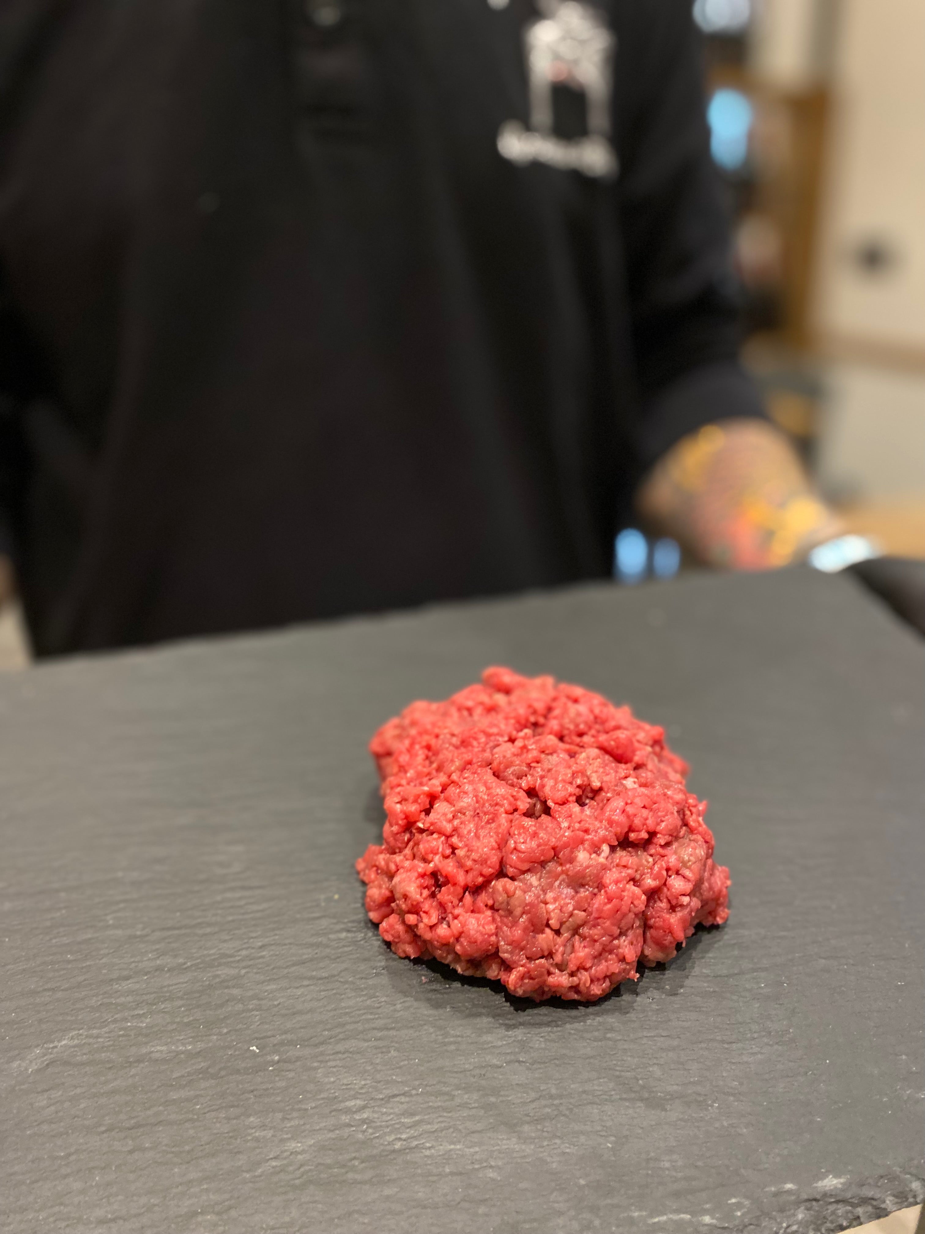 Carne tagliata al coltello per tartare razza Fassona