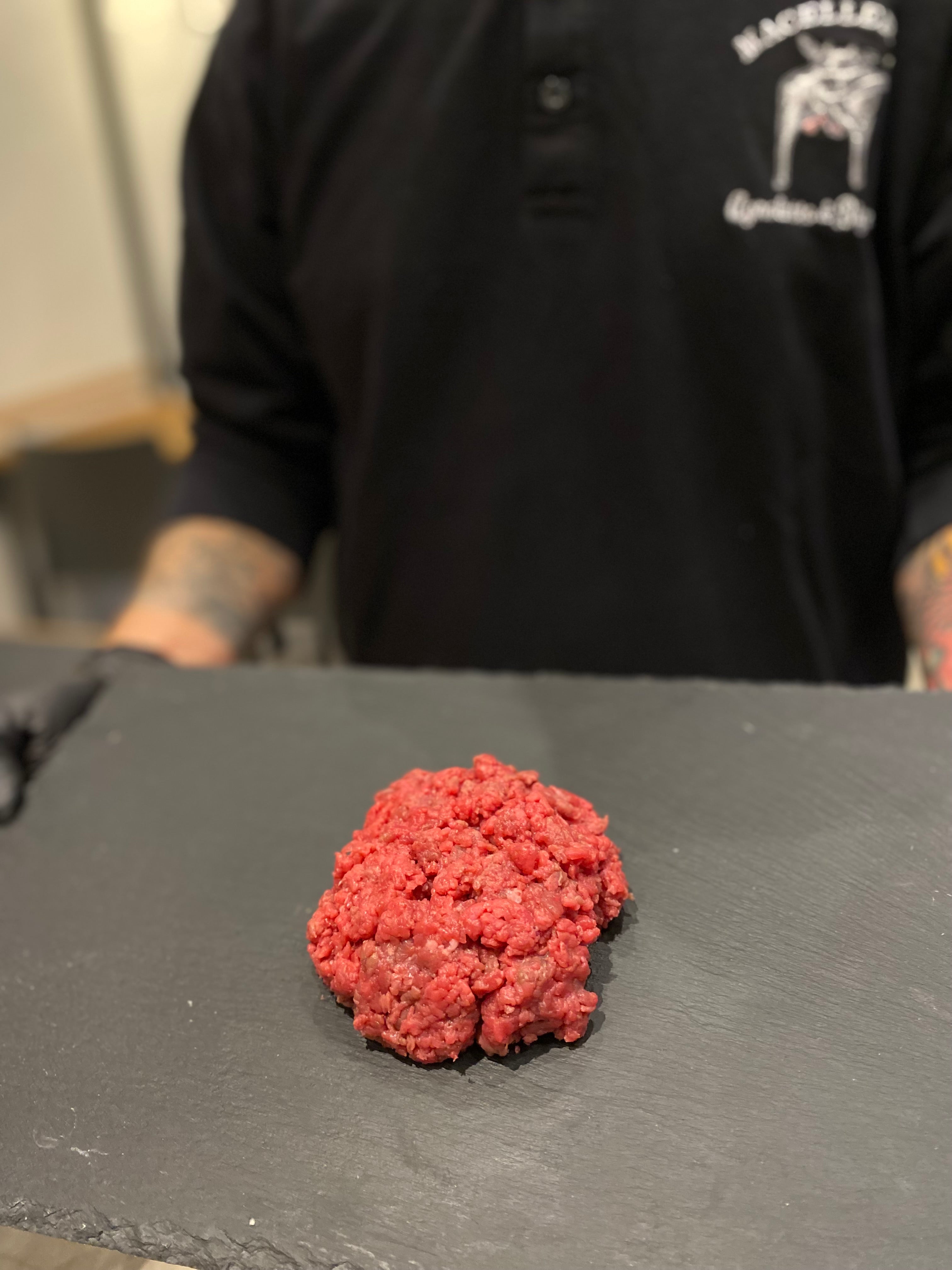 Carne tagliata al coltello per tartare razza Fassona